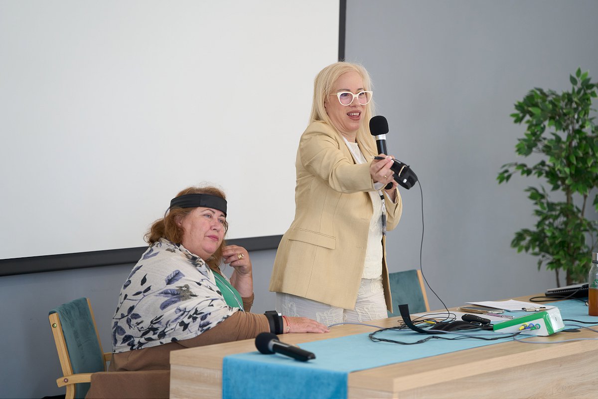 Speaker presenting at Quantum Medical conference